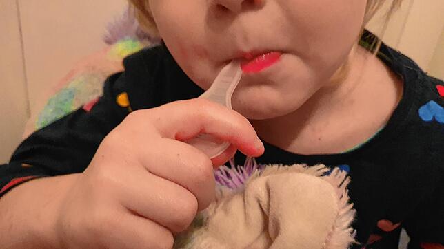 In der Handhabung kinderleicht: Die dreijährige Melina beim Lolli-Test. (Symbolbild)