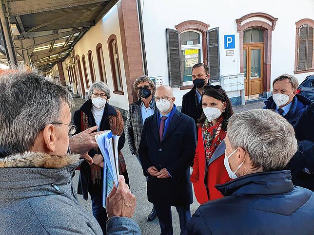 Walter Scheifele vom Landratsamt Waldshut erklärt Elke Zimmer, Harald Ebi, Michael Theurer, Felix Schreiner, Rita Schwarzelühr-Sutter ...