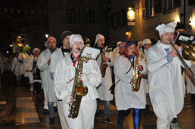 Bild 31: Hemdglonker-Umzug in Markdorf: Hunderte Narren im weißen „Nachthemed“ – die besten Bilder!