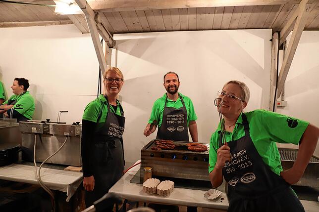 Bild 38: Gute Stimmung trotz schlechtem Wetter auf dem Ostracher Eichbühlfest