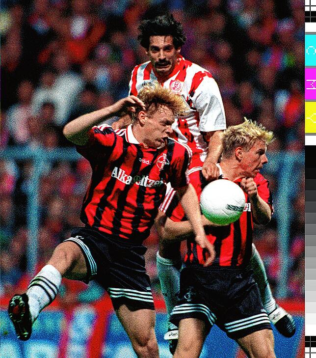 Trikot von Rot-Weiß Essen, Schnauzer von Magnum: Alois Schwarz (oben) im Spiel gegen Leverkusen.