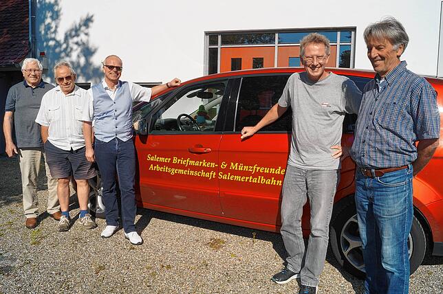 Die Buchautoren Hugo Gommeringer und Albert Mayer freuen sich mit den Organisatoren Heiko Sobotta, Joachim Löchle und Rudolf Koch von ...
