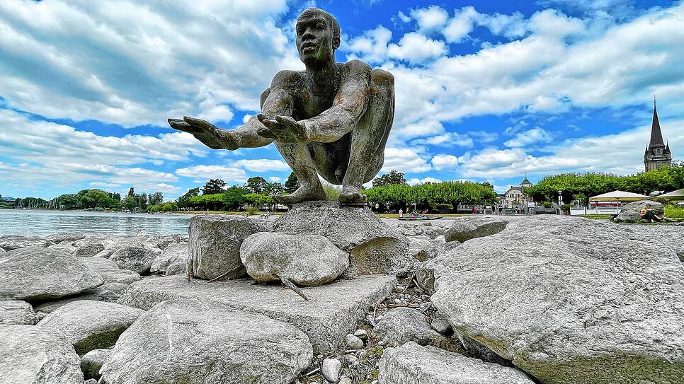 El Nino liegt frei: Die Statue am Radolfzeller Seeufer ist derzeit überhaupt nicht mehr von Wasser bedeckt.