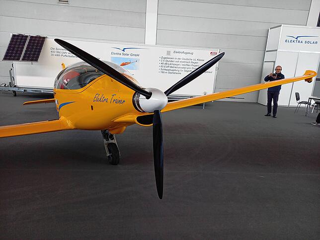 Dieses Flugzeug von Elektra Solar fliegt 2,5 Stunden vollelektrisch und verursacht nur maximal 48 Dezibel Geräusche – kaum hörbar. ...