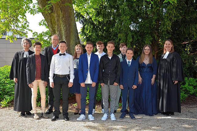 Konfirmationsgottesdienst am Sonntag, 7. Mai, 10 Uhr, in der Christuskirche.Auf dem Foto zu sehen (von links nach rechts), vordere ...