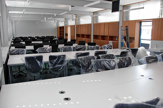 Im Lehrerzimmer finden 70 Pädagogen Platz. In den Tischen sind für jeden Lehrer Anschlüsse für Strom, Internet und Schulnetzwerk ...