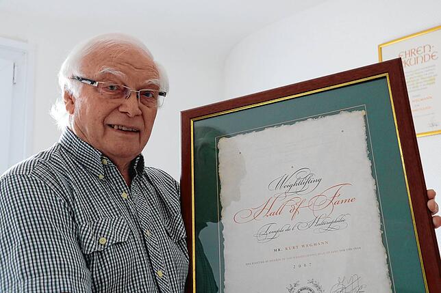 Kurt Wegmann mit seiner Ernennungsurkunde in die „Hall of Fame“ (Ruhmeshalle) der „International Weightlifting ...
