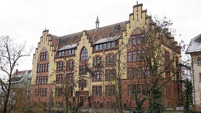 Von 1927 bis 1980 war auf der Ostseite der Hansjakob-Schule im Erdgeschoss das &bdquo;Städtische Wannen- und Brausebad&ldquo; Waldshut, ...