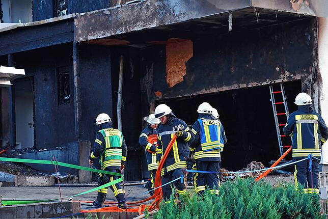 Bereits nach einer Stunde sind die Flammen weitgehend gelöscht.