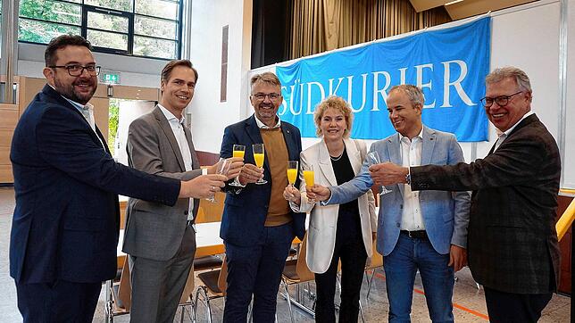Anstoßen auf die elfte Immo des SÜDKURIER Medienhauses: Markus Baier, Leiter der SÜDKURIER Redaktion Waldshut-Tiengen (von links), David ...