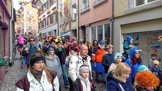 Narrenvolk dicht gedrängt bei der Kindertschättermusik in der Hauptstraße.
