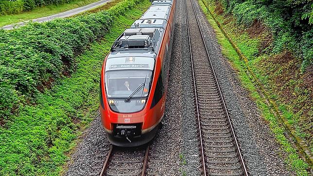 Noch fahren auf der Hochrheinstrecke Züge mit Dieselantrieb, doch die Elektrifizierung soll das ändern.