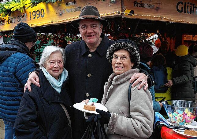 Bild 7: Hincooker auf dem Weihnachtsmarkt: Weihnachtsmann, Taschengeld vom Franz und 2000 Euro Spenden