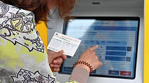 Der stationäre Fahrkartenverkauf wurde vom Land ausgeschrieben. Das Ergebnis: Die Bahn muss den Vertrieb an Transdev übergeben. Das ...