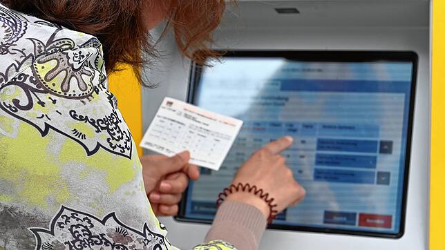 Der stationäre Fahrkartenverkauf wurde vom Land ausgeschrieben. Das Ergebnis: Die Bahn muss den Vertrieb an Transdev übergeben. Das ...