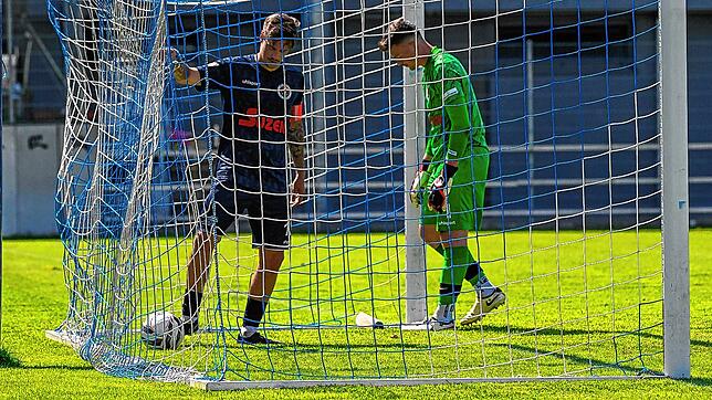 Frust nach dem 0:2 beim Singener Torhüter Fabio Krißler und Türk.-SV-Kapitän Daniel Niedermann.