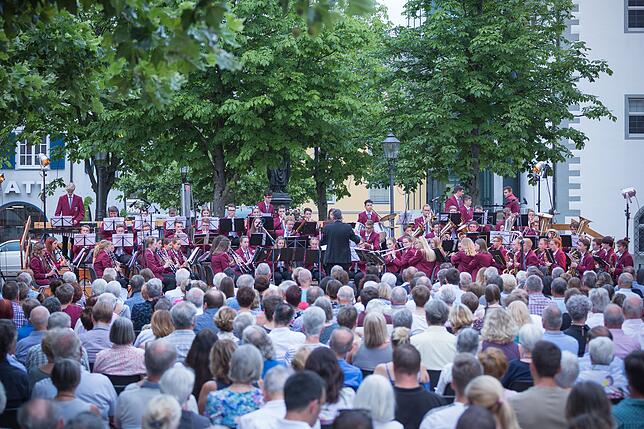 Dss Galakonzert des Jugendblasorchesters war wieder ein ganz besonderer Abend. Über 700 Zuhörer kamen, um mit Musikgenuss ins ...