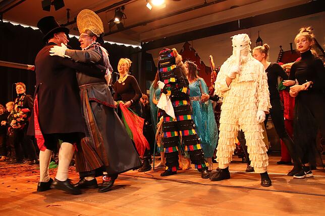 Da tanzen auch die Narreneltern wieder: Die Jugendkantorei der Münstergemeinde führte beim Zunftmeisterempfang ein kleines Musical auf, ...