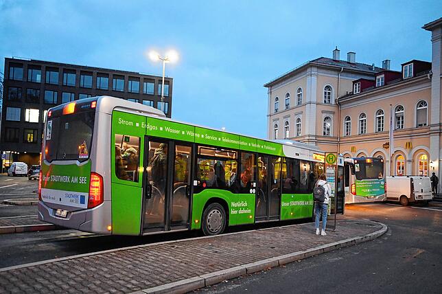 Der Stadtbahnhof Friedrichshafen in der Morgendämmerung.