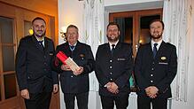 Kommandant Volker Kiene (von links) überreicht Wolfgang Hafner ein Präsent für 50-jährige Mitgliedschaft in der Freiwilligen Feuerwehr. ...