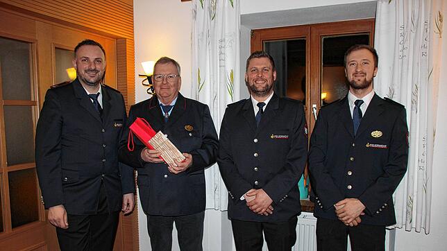 Kommandant Volker Kiene (von links) überreicht Wolfgang Hafner ein Präsent für 50-jährige Mitgliedschaft in der Freiwilligen Feuerwehr. ...