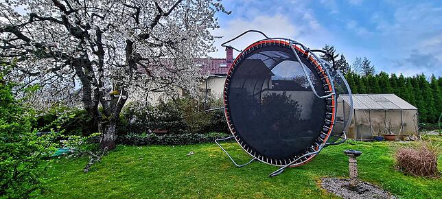 Stürmischer April: Der starke Wind von Montag auf Dienstag, 15. auf 16. April, hat dieses Trampolin in Pfaffenweiler auf einen kleinen ...