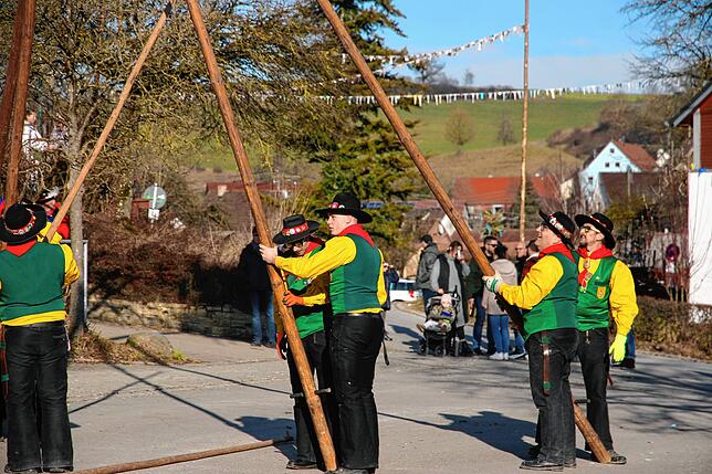 Bild 13: Die besten Bilder vom Stellen des Jubiläumsbaums durch die Froschzeller Holzer