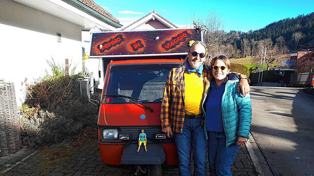 Marion und Ralf Hermann aus Grenzach-Wyhlen haben ein wirklich kleines Auto zum Wohnmobil umgebaut. Mit der dreirädrigen Ape ging es auf ...