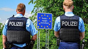 Die Bundesregierung hält trotz eines Gerichtsentscheids und deutlicher Kritik an ihrem verschärften Kurs in der Migrationspolitik fest.