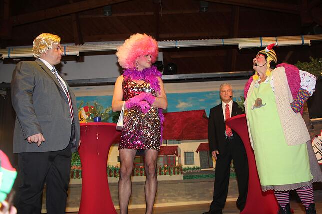 Hoher Besuch bei Weihnachtsmarktbeschickerin Doris Tessari (rechts): Donald Trump (Ralf Kretz), Olivia Jones (Jürgen Specker) und OB Jan ...