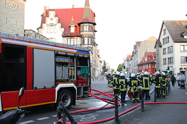 Großeinsatz von Feuerwehr und Polizei an der Hirsch-Apotheke. Das Schnetztor war großräumig abgesperrt.