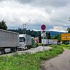 Lastwagen an Lastwagen reiht sich auf der Zufahrt zum Waldshuter Zollhof im Gewerbepark Hochrhein zwischen Waldshut und Tiengen. Der ...