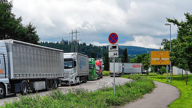 Lastwagen an Lastwagen reiht sich auf der Zufahrt zum Waldshuter Zollhof im Gewerbepark Hochrhein zwischen Waldshut und Tiengen. Der ...