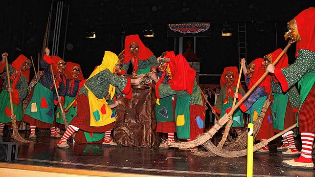 Die traditionellen Beiträge zur Bräunlinger Fastnacht können auch drastisch sein: Bei dieser Szene schlachten die Urhexen symbolisch den ...