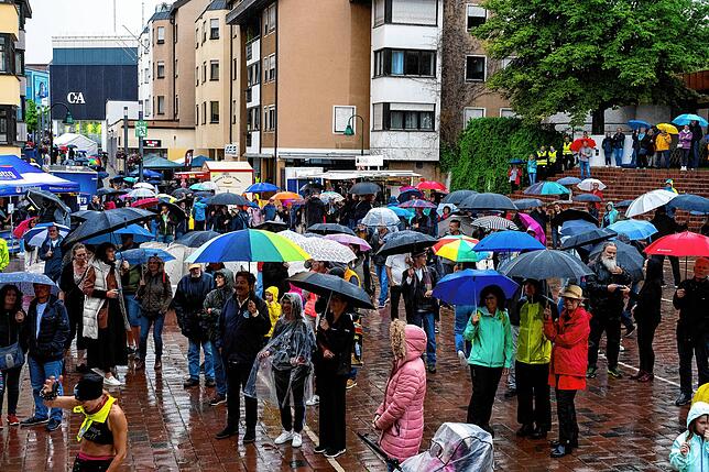 Auf dem Muslenplatz trotzen die Menschen mit Regenschirmen dem Wetter.
