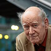 Kabarettist Franz Hohler eröffnet die Erzählzeit 2025.