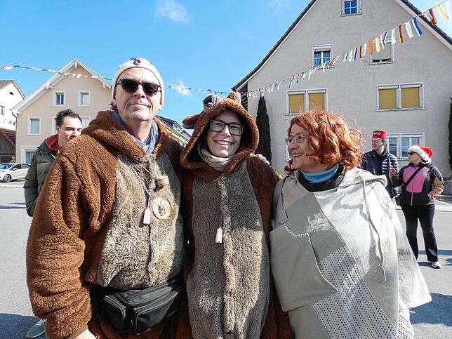 Bild 15: Narrenmarkt Jestetten 2025 strahlt unter der Sonne mit fröhlichen Narren