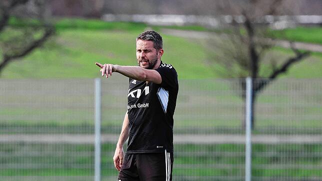 Spielertraier Manuel Gutacker und der SV Mühlhausen trennen sich 2:2, unentschieden vom Tabellenzweiten Markdorf.