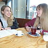 SÜDKURIER-Mitarbeiterin Angelina Sortino (links) spricht mit Paula Stützenberger im Café Ludwig unter anderem über das Schreiben von ...