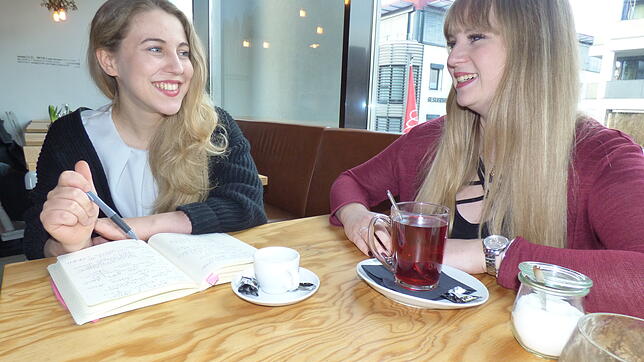 SÜDKURIER-Mitarbeiterin Angelina Sortino (links) spricht mit Paula Stützenberger im Café Ludwig unter anderem über das Schreiben von ...