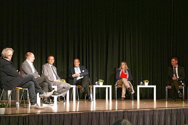 Die Diskutanten (von links): Wolfgang Koch, Donato Acocella, Klaus Eberhardt, Moderator Matthias Zeller, Alexandra Mußler und Michael Meier.