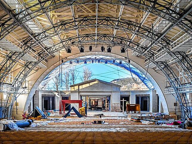 Vor der Premiere wird noch fleißig gewerkelt: Blick vom Zuschauerraum im Freiluft-Theater auf die große Bühne.