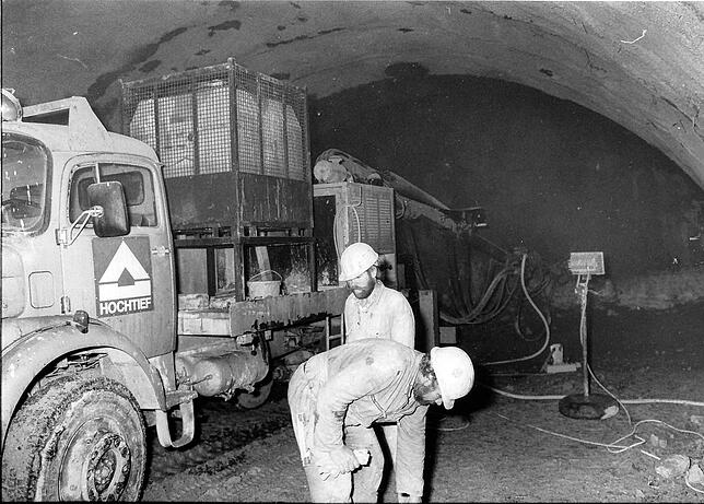 1997: Das Foto zeigt ein Fahrzeug des ausführenden Bauunternehmens Hochtief sowie Tunnelarbeiter in der Röhre des Bürgerwaldtunnels.