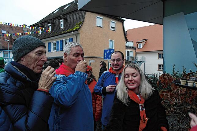Bild 4: Bilder vom Einschnellen der Narrengesellschaft Hennenschlitter in Immenstaad