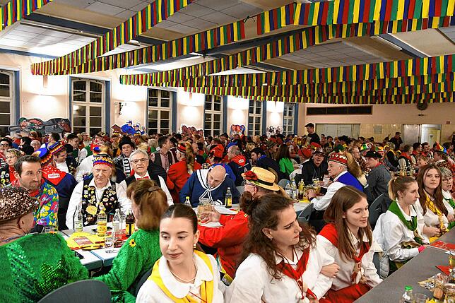 Keine Saalfasnacht ohne Schunkeln: In der knallvollen Gottmadinger Fahr-Kantine herrschte beste Stimmung.
