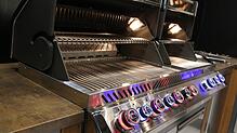 Für eine ganze Küchenzeile im Freien hat nicht jeder Platz - dann ist ein Grill mit etwas Stauraum eine gute Alternative.