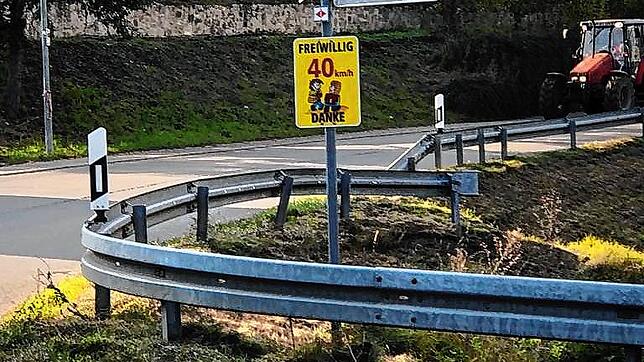 Auf Initiative des Ortschaftsrats Indlekofen wurden Schilder mit der Bitte &bdquo;Freiwillig Tempo 40&ldquo; aufgestellt.