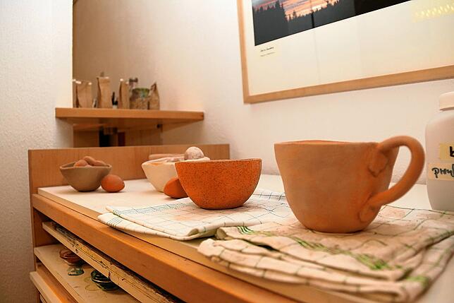 In der Kunsttherapie der Nachsorgeklinik Tannheim entstehen allerlei Werke, so wie hier das in diesem Therapieblock Getöpferte. Mit ...