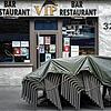 Gestapelte Tische und Stühle stehen vor einem geschlossenen Restaurant in Basel. Im Kanton wurden die Schutzmaßnahmen gegen das ...