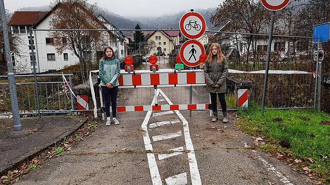 Die beiden 13-jährigen Gurtweiler Schülerinnen Lena Volkmer (links) und Teresa Günther vor der gesperrten Schlüchtbrücke in Gurtweil. ...